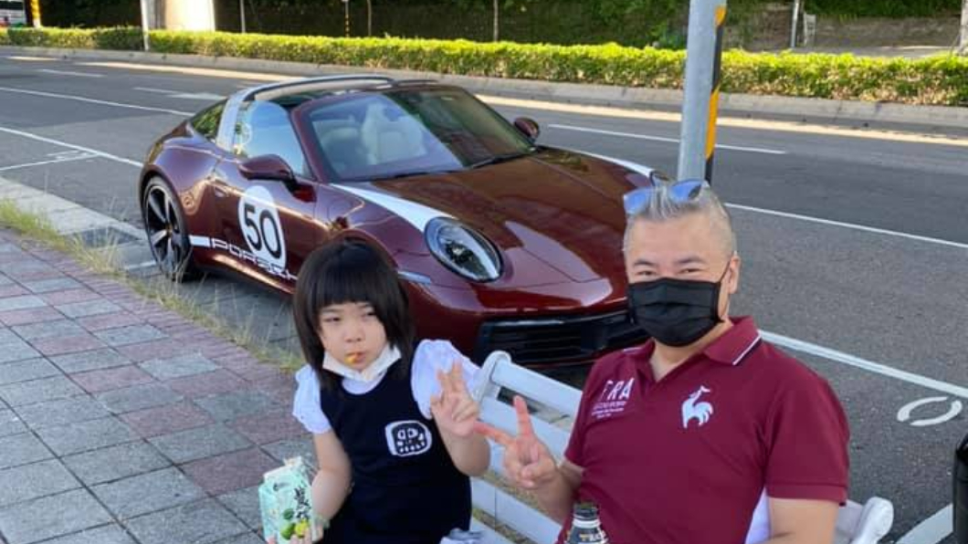 郁方開玩笑地表示,被強迫出門幫老公、女兒拍照。(圖片來源/ 擷取自郁方臉書)