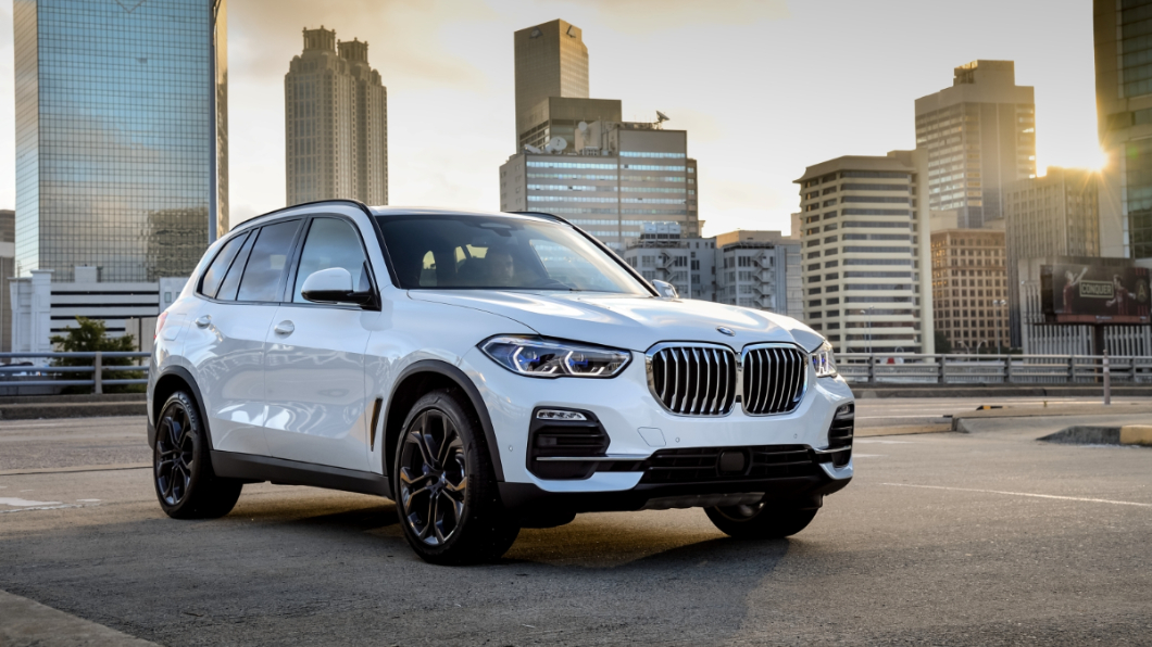 本月入主全新BMW X5加贈一年乙式全險,還可享180萬60期0利率、首期免付;現金購車贈送BMW精品保養券50,000元;符合舊愛換新換購條件者還可加贈BMW精品保養券最高40,000元,同時更針對全新BMW X5推出尊榮租賃禮遇,享3年租賃0利率、本月入主再享2次原廠基本保養套裝。(圖片來源/ BMW)