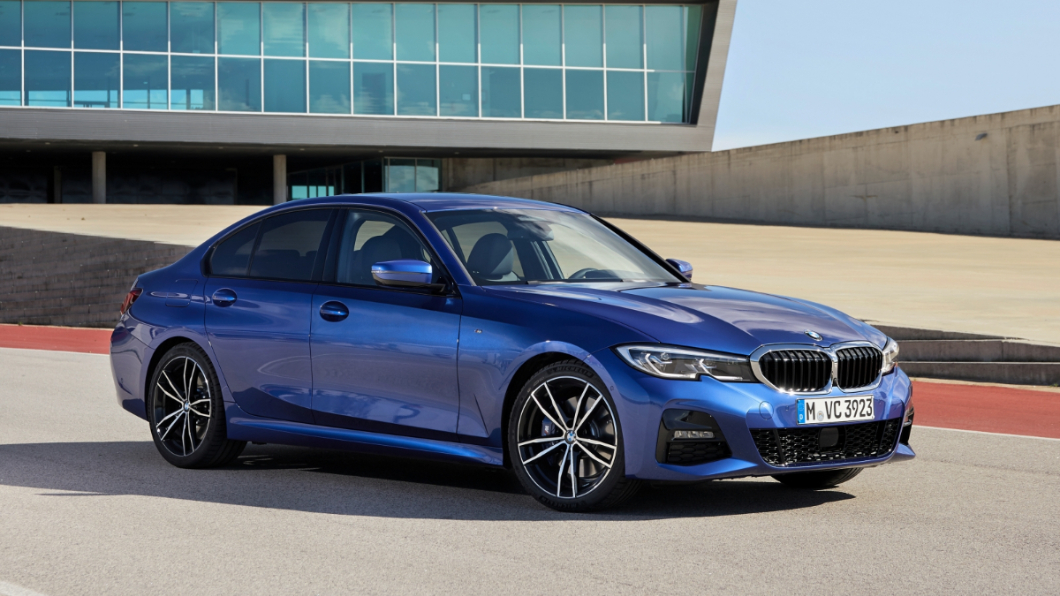 本月入主全新BMW 3系列及5系列,指定車型加贈一年乙式全險,還可享180萬60期0利率、首期免付;現金購車贈送BMW精品保養券最高50,000元;符合舊愛換新換購條件者還可加贈BMW精品保養券最高40,000元。此外,BMW加碼推出尊榮租賃禮遇,可享3年租賃0利率、本月入主再享2次原廠基本保養套裝。(圖片來源/ BMW)