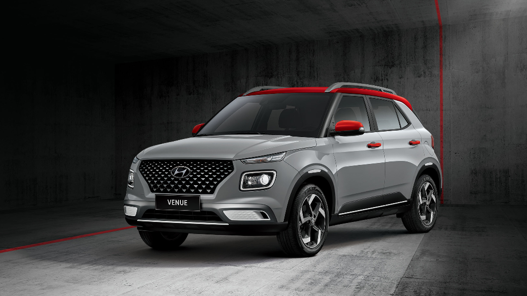 Hyundai Venue水箱護罩有許多設計巧思，搭配矩形LED日行燈相當搶眼。(圖片來源/ Hyundai)