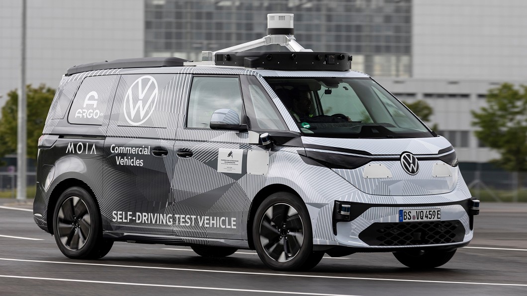 福斯商旅超Q電動小巴實車首公開 ID.Buzz:自動駕駛也很可以