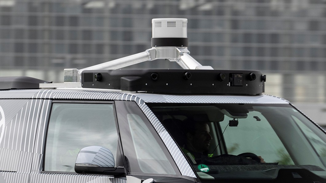 ID.Buzz AD原型車直接在車頂架上大型感測器,感測範圍可達400米之多。(圖片來源/ Volkswagen Commercial Vehicles)