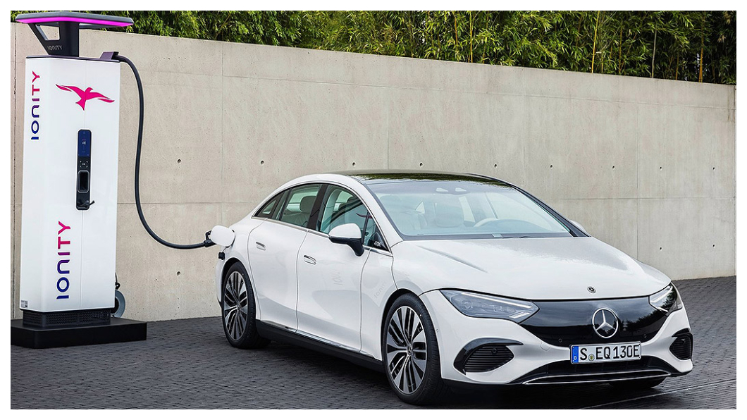 EQE 350車型採單馬達設定，最大馬力為288匹。（圖片來源/ Mercedes-Benz)