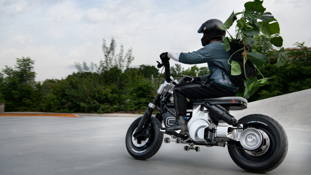 CE 02在踏板上可以放上滑板。(圖片來源/ BMW)