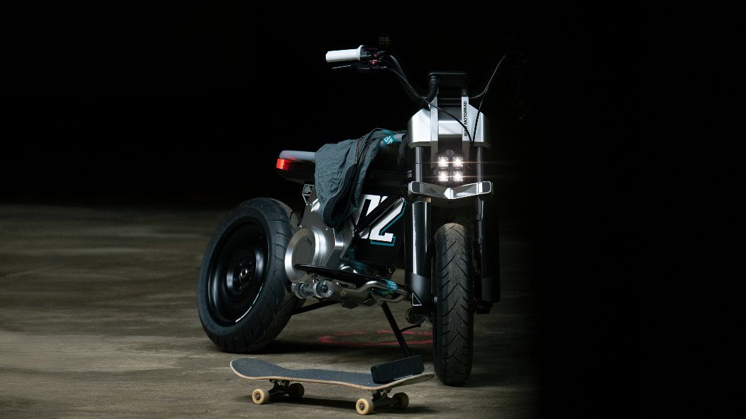 CE 02用上外露是把手設計,車頭燈用4顆LED組成。(圖片來源/ BMW)