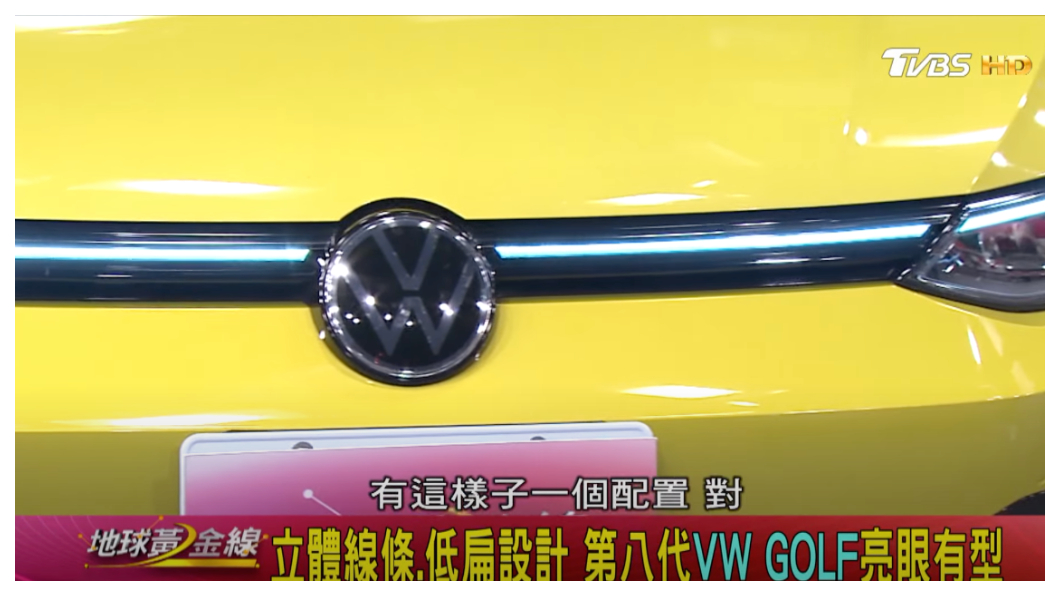 280 Life等級以上的車型在水箱罩上方配備整條貫穿式日行燈。(圖片來源/ 地球黃金線)