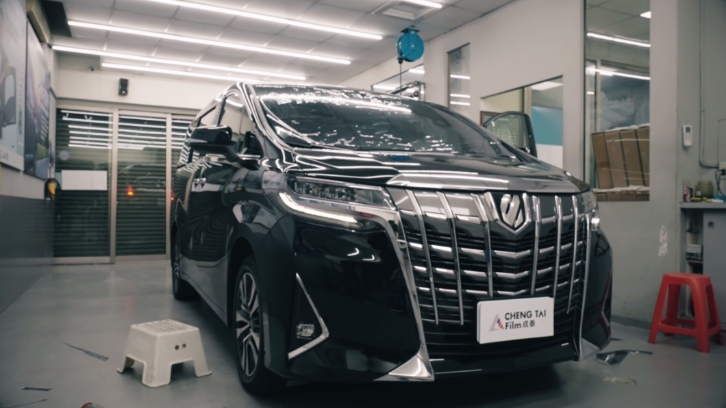 EMC頻道重新開始更新，王陽明大秀新車Alphard。(圖片來源/ 擷取自EMC頻道)
