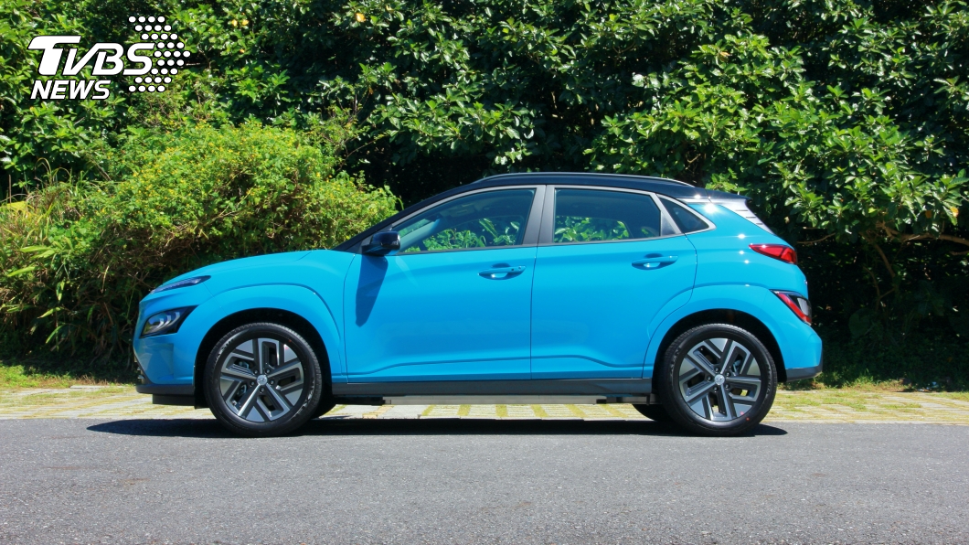 Kona Electric的整體輪廓和汽油版車型幾乎沒有太大差異,不過在外觀細節上面還是有許多不同。(圖片來源/ TVBS)