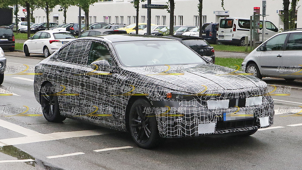 從5 Series偽裝測試車可見車頭並沒有採用誇張的水箱護罩設計。(圖片來源/ TVBS)