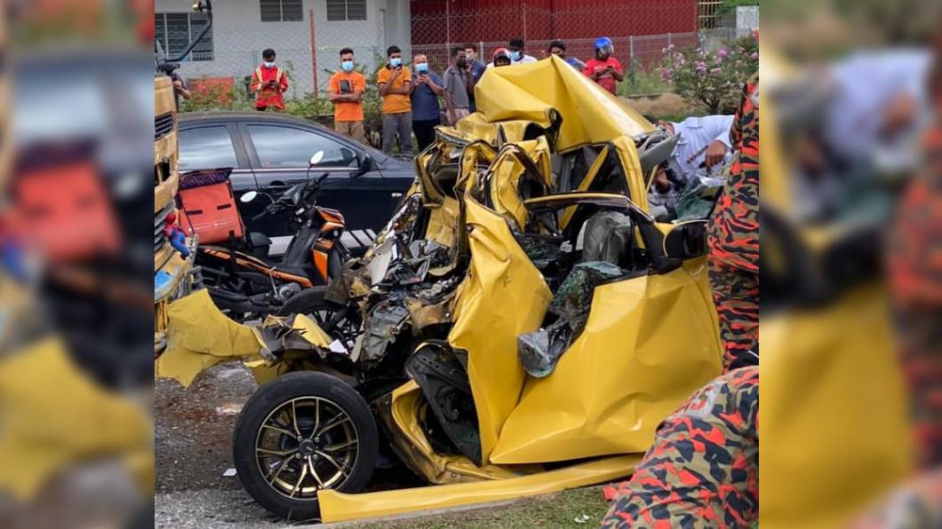 Myvi是一台車長不到4尺的五門掀背車完全擋不住大卡車的高速衝撞。(圖片來源/ 擷取自臉書《Malai More馬來莫》)