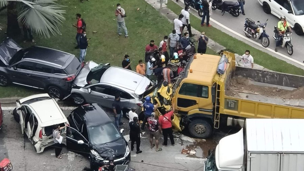 掀背小車被卡車撞爛凶多吉少? 馬國神車護體駕駛僅受輕傷