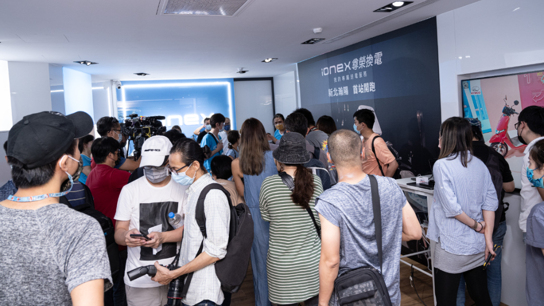 Ionex新北瀚陽店在5日活動開跑當天人潮踴躍,店經理黃濬瀚表示業績約成長一成。(圖片來源/ 光陽)