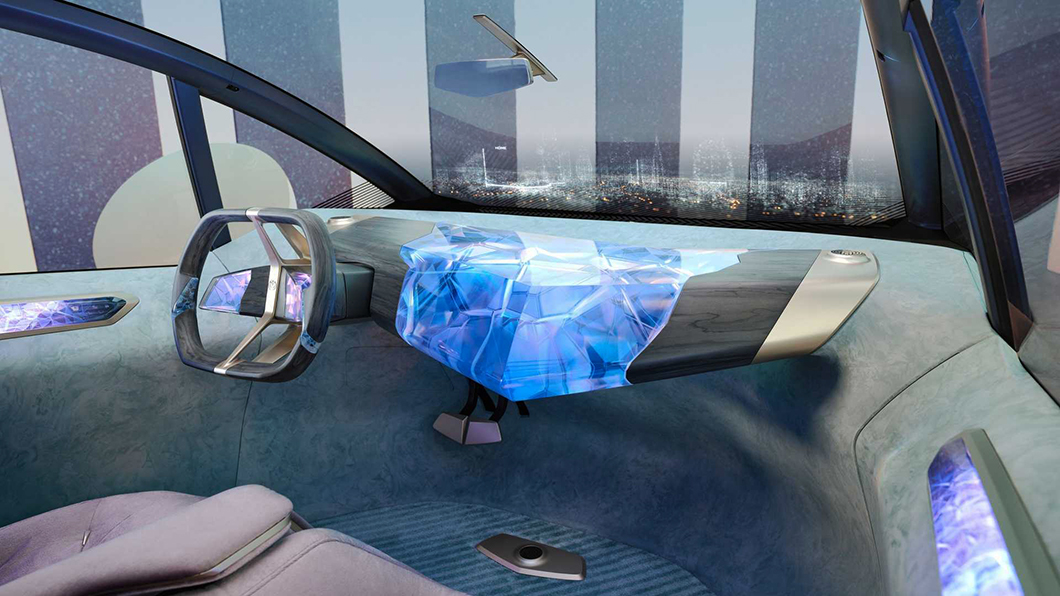 儀表台採可回收的類水晶狀材質3D列印成型，方向盤採回收木粉製作，車內配置phygital的介面系統取代傳統車機。(圖片來源/ BMW)
