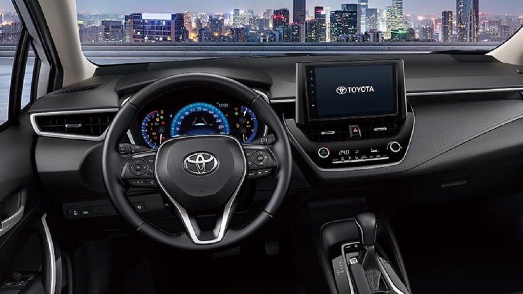 Corolla Altis 1.8汽油旗艦款以上升級配備9吋多媒體影音系統。新年式Corolla Altis規配官網上架,全面升級全速域ACC與LTA。(圖片來源/ Toyota)