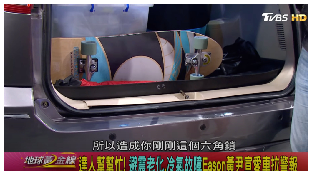 尾門框因遭追撞而變形，是這台車最可惜的地方，否則車況維持得很不錯。(圖片來源/ 地球黃金線)
