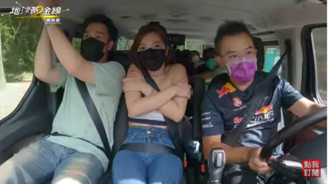 老爹示範緊急狀態的煞車及變換技巧讓無尊跟何美嚇到要暈車。(圖片來源/ TVBS)