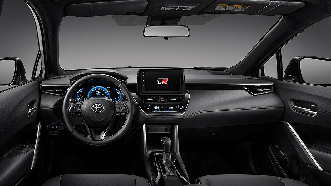 與Corolla Altis GR Sport不同，Corolla Cross GR Sport車內以單色為主，並透過細節增添運動個性。(圖片來源/ Toyota)