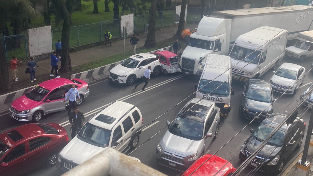 把聯結車當坦克開? 跑路遇塞車「直直撞」到底