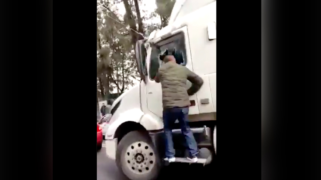 追殺卡車司機的人將車窗砸破抓人。(圖片來源/ 擷取自Yamile Rodríguez Twitter)