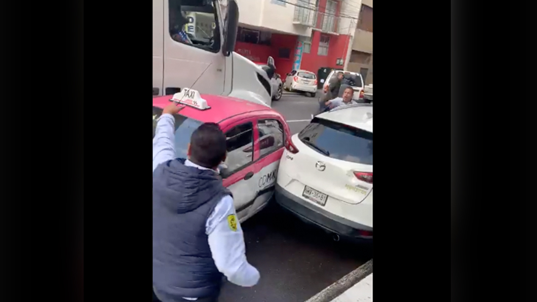 路邊的計程車跟CX-3遭到無辜衝撞。(圖片來源/ 擷取自Yamile Rodríguez Twitter)