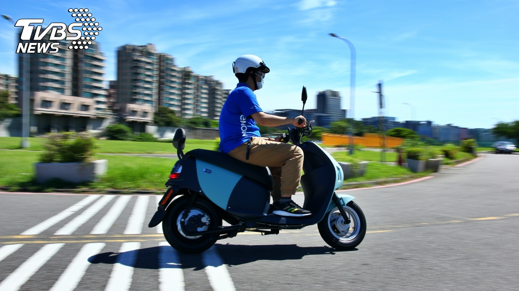 其實以男性的身型來操作這款電動機車，也不會覺得彆扭或者不舒適。(圖片來源/ TVBS)