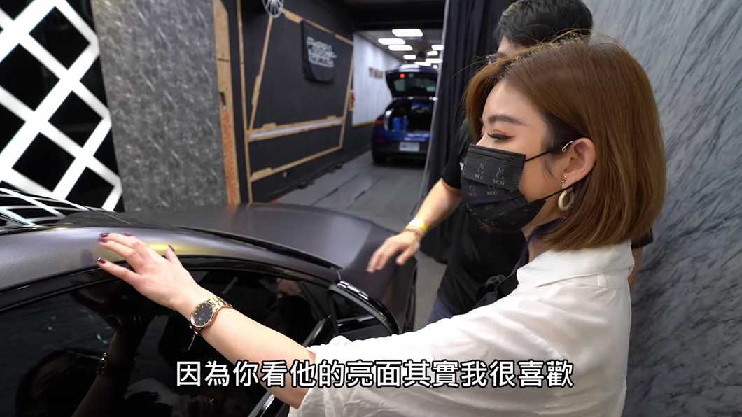 新車色讓許維恩喜歡到想自己開。（圖片來源/ 擷取自《布魯斯葉》YT頻道）