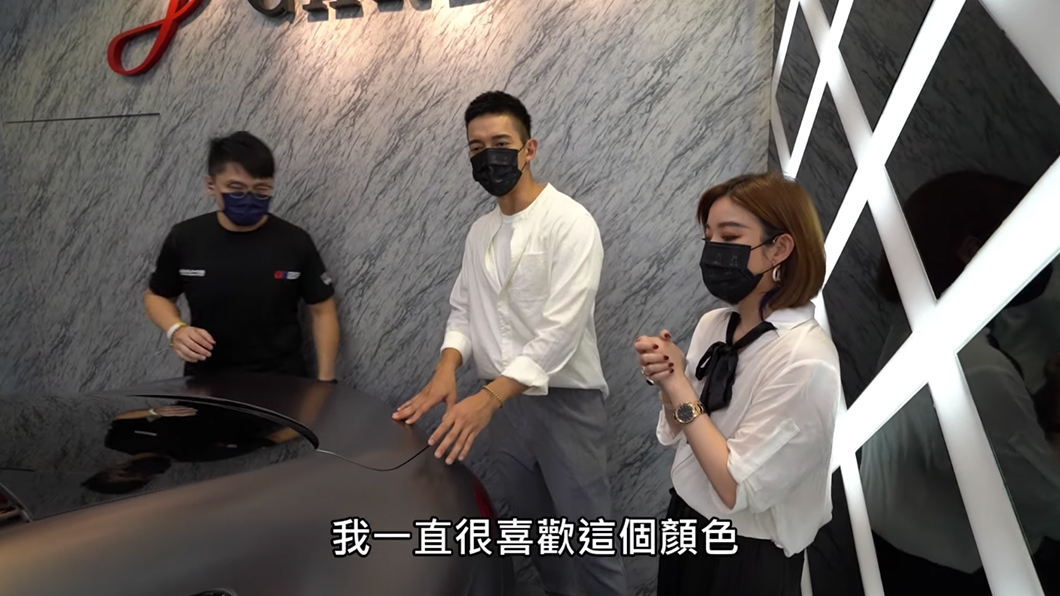 王家梁早就想幫愛車包這個顏色的車膜。（圖片來源/ 擷取自《布魯斯葉》YT頻道）