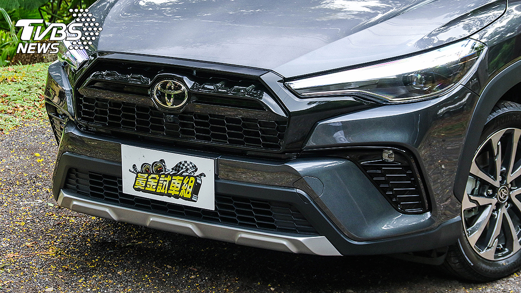 車頭水箱護罩輪廓更接近於RAV4與Hilux,搭配下方更具肌肉感保險桿線條,為Corolla Cross GR Sport帶來更粗獷、運動化面容。