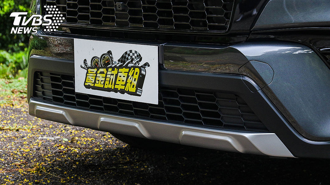 Corolla Cross GR Sport前保桿下方點綴有霧銀類下護板裝飾。