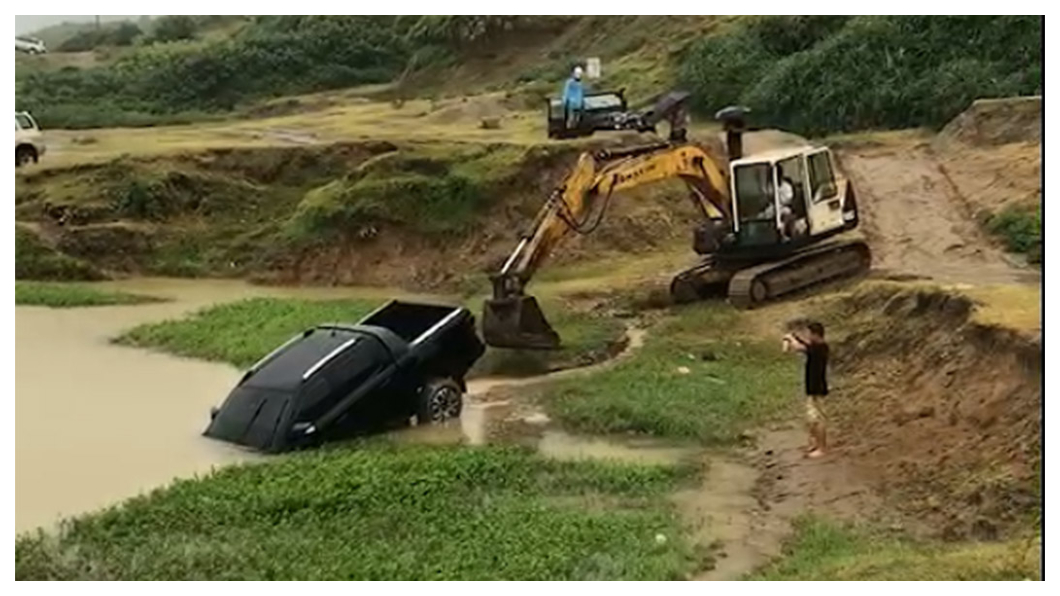 越野玩到一頭栽進水坑裡,最後只好出動怪手救援。(圖片來源/ 網路翻攝)