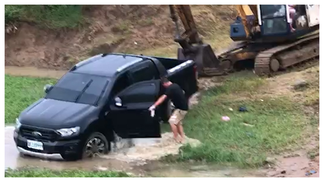 打開車門後水嘩嘩地流,整輛車注定變成泡水事故車啦。(圖片來源/ 網路翻攝)