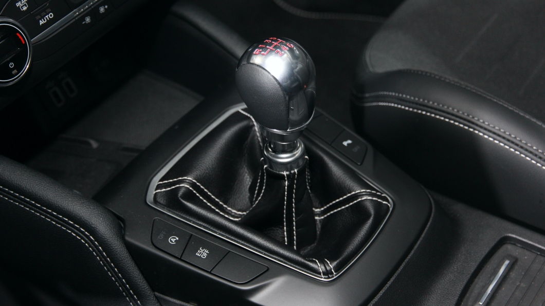 Ford Focus ST車上所搭載的六速手排變速箱更帶來了Rev-Matching,在退檔時可以協助駕駛補油。(圖片來源/ TVBS)