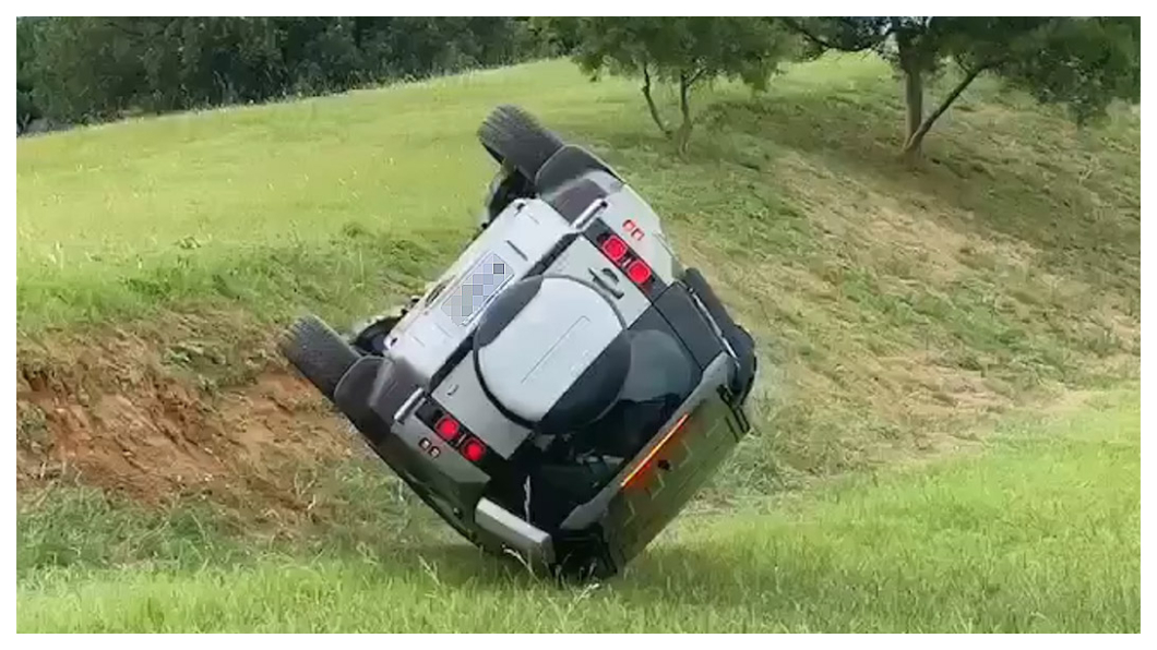 Land Rover Defender也有翻跟頭的時候? 這一下摔得不輕