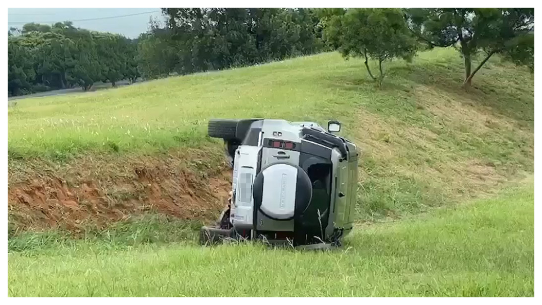 就算是以越野性能著稱的Defender車系,也沒辦法保證不會翻車。(圖片來源/ 翻攝網路)