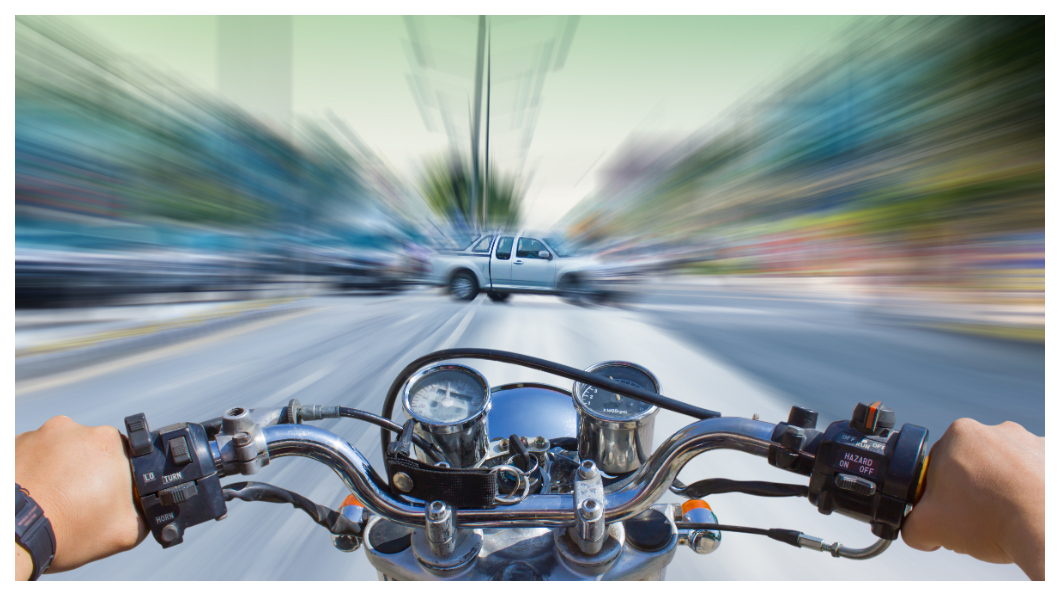 行經路口時稍微減速觀察左右來車,較能確保行車安全。(圖片來源/ sutterstock達志影像)