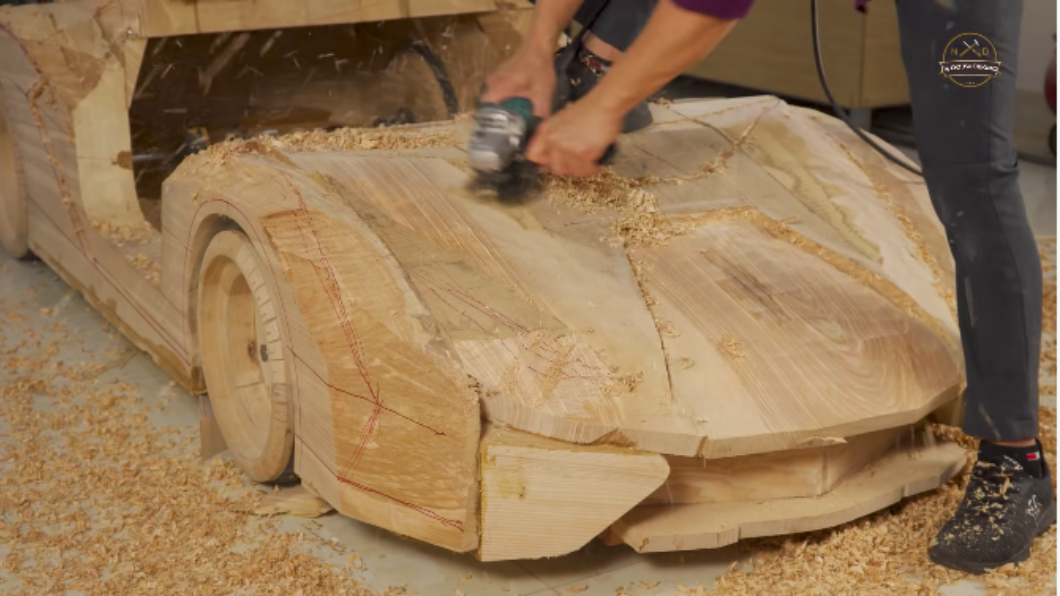 車身線條都是手工切割。(圖片來源/ 擷取自《ND - Woodworking Art》Youtube)