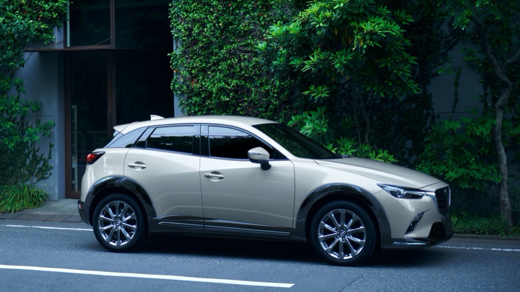 這次2022年式CX-3車型導入琉光金車色,讓整體外觀細節更加時尚。(圖片來源/ Mazda)