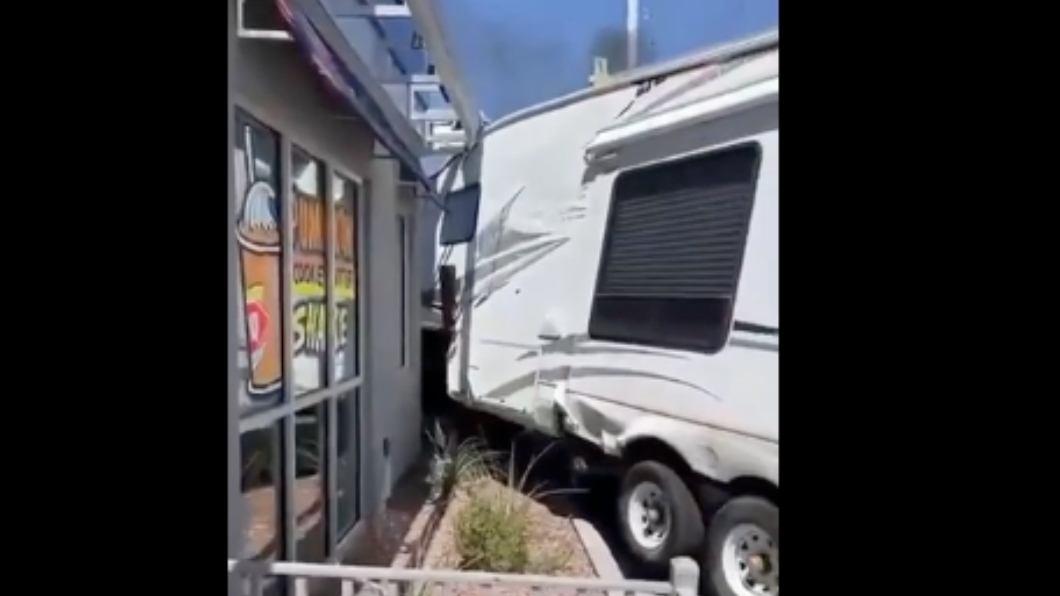 皮卡駕駛在得來速車道中轉彎不慎卡住拖曳的露營車。(圖片來源/ 擷取自抖音)
