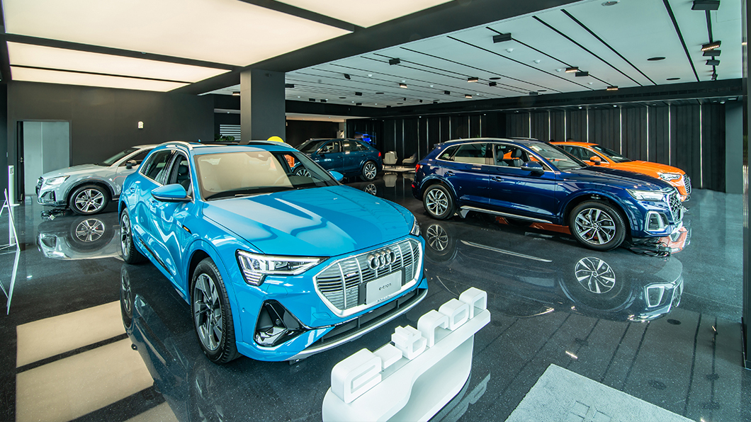 全新Audi 濱江展示暨服務中心採五層樓高與地下三層的建造設計，據點提供完整新車展示區、Audi Sport 展示區、Audi專屬精品陳列區、專屬服務廠與鈑烤等服務範疇，據點內亦設有Audi 極速充電站。（圖片來源/ Audi）