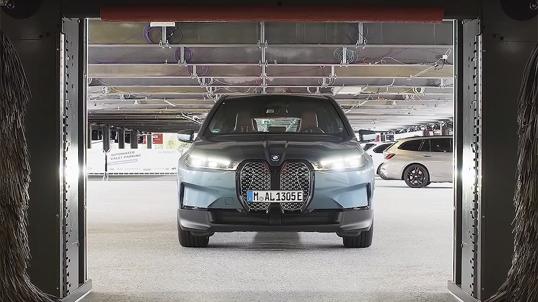 這才叫真正的自動駕駛 BMW iX趁你逛街的時候自己開去充電洗車?!