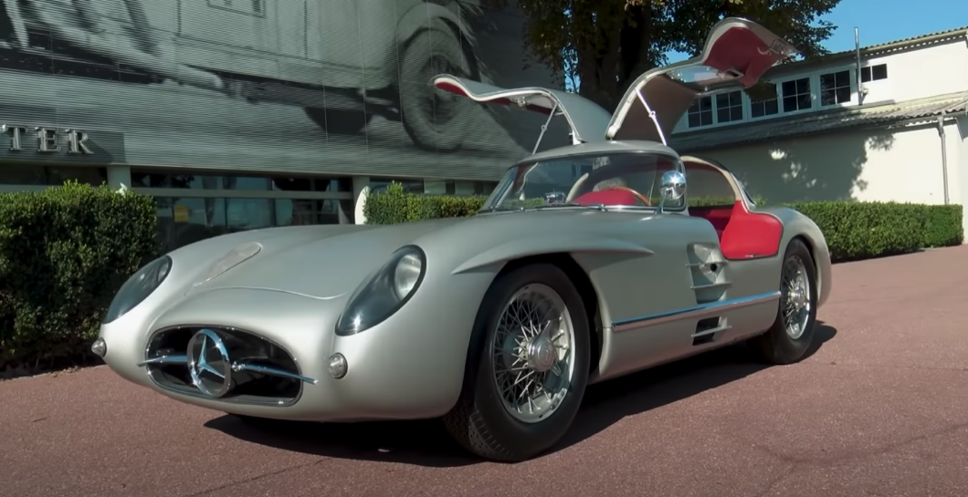 1955年誕生的M-Benz 300 SLR,這款車目前的估值大約是1億美金,約合新台幣27.7億元。(圖片來源/ Supercar Blondie YT)