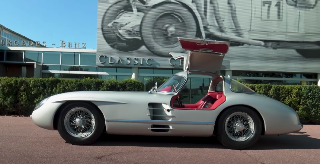 M-Benz 300 SLR全車採用輕量化的設計,並且用上了鎂合金材質,全車重量僅有880公斤。(圖片來源/ Supercar Blondie YT)