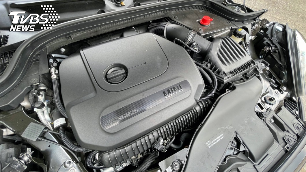 本次試駕的Mini Cooper S三門版搭載2.0升直列四缸TwinPower Turbo渦輪增壓引擎,具有178匹最大馬力。(圖片來源/ TVBS)