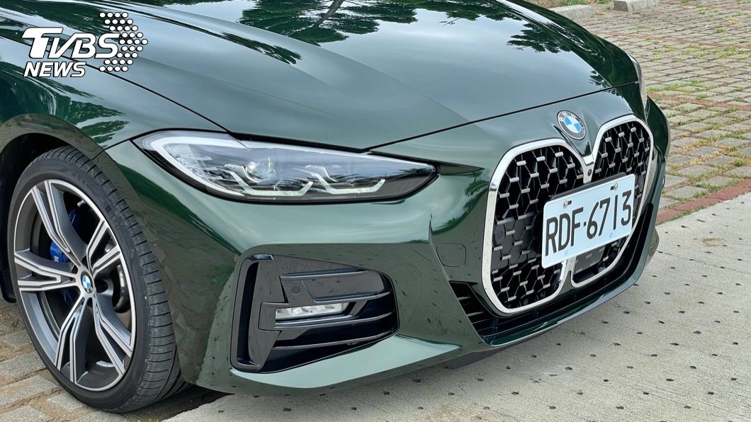外觀設計方面承襲了4-Series Coupe的新世代外型,採用超大面積雙腎造型水箱護罩。(圖片來源/ TVBS)