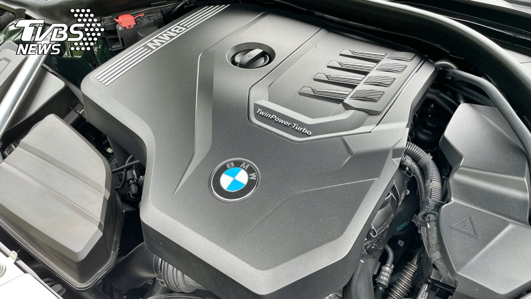 430i M Sport車型搭載2.0升直列四缸渦輪增壓引擎,可以帶來258匹最大馬力以及40.8公斤米最大扭力輸出。(圖片來源/ TVBS)