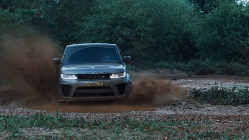 Range Rover Sport SVR擁有著強悍的越野實力,在電影當中也會上演越野追逐戰。(圖片來源/ Land Rover)