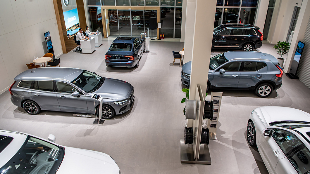 Volvo匯勝汽車中華展示暨服務中心正式啟用,室內面積800坪,挑高5.4米,導入瑞典原廠Volvo Retail Experience 5.0 (VRE 5.0) 規格,營造如同「家」一般自在舒適的賞車空間,並用徜徉北歐徐徐慢活時光般的沉浸式五感服務,為台南地區帶來精緻多元且獨樹一格的尊榮體驗。(圖片來源/ Volvo)