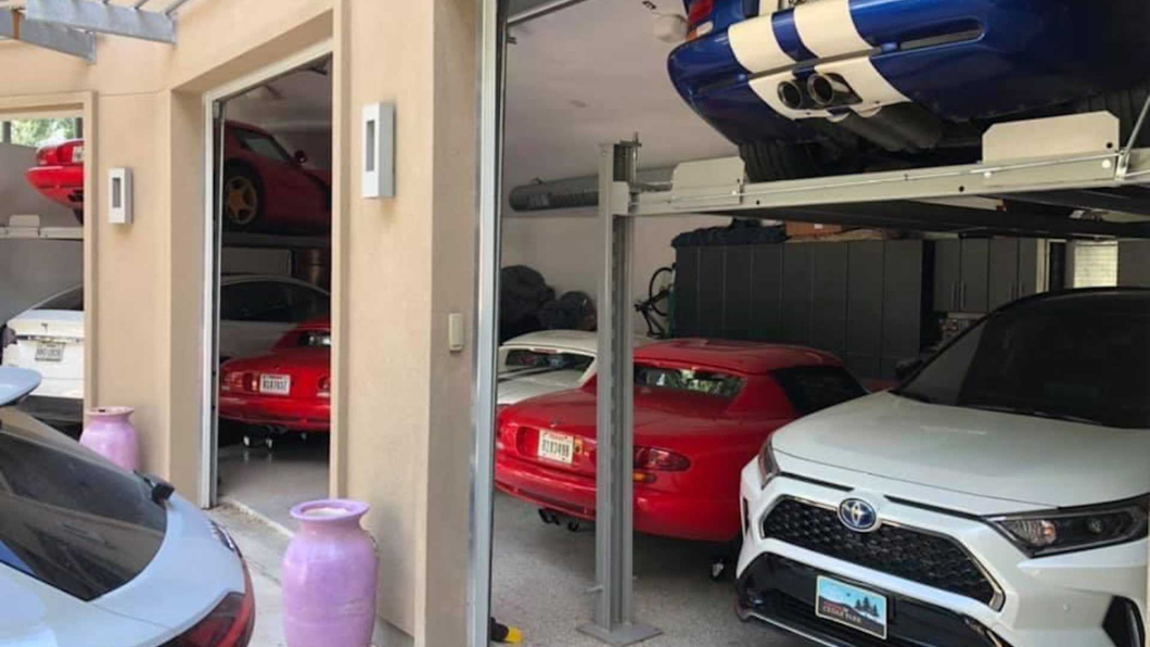 車庫不夠停怎麼辦? Dodge毒蛇玩家自製機械停車位解決