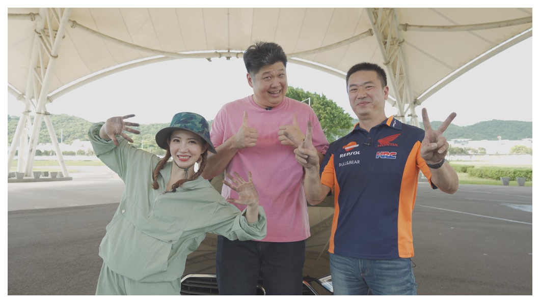 謝忻（左）受邀參與地球黃金線網路版節目錄影，與主持人哈孝遠（中）、雷尼（右）開心合照。(圖片來源/ 地球黃金線)