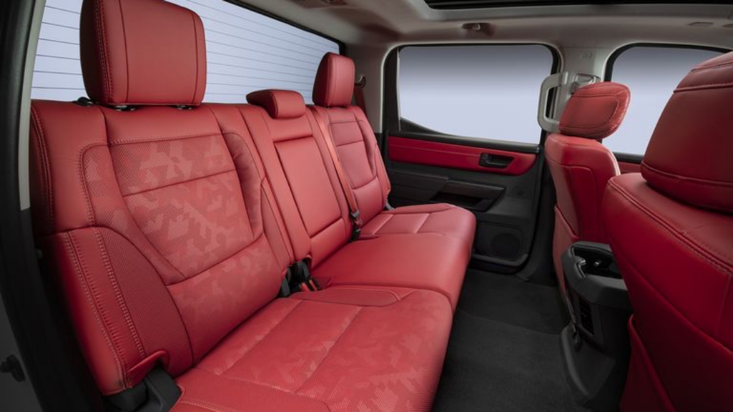 Tundra的尺寸非常大,因此後座的空間表現相當亮眼。(圖片來源/ Toyota)